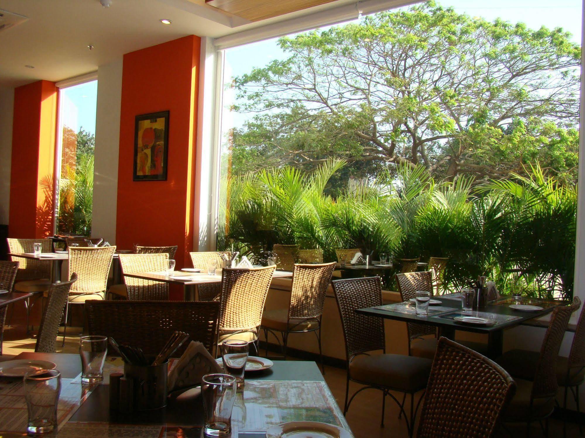 Lemon Tree Hotel Madrás Restaurante foto